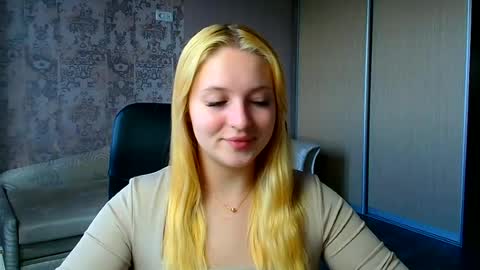 Snapshot of _mila_la_ chatting on June 17, 11:34 am Melanie online show from June 17, 11:34 am
