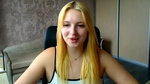Snapshot of _mila_la_ chatting on June 18, 12:09 pm Melanie online show from June 18, 12:09 pm