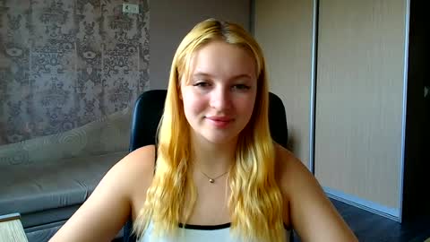 Snapshot of _mila_la_ chatting on June 23, 11:41 am Melanie online show from June 23, 11:41 am
