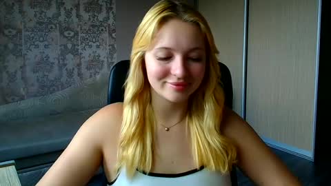 Snapshot of _mila_la_ chatting on July 6, 10:01 am Melanie online show from July 6, 10:01 am