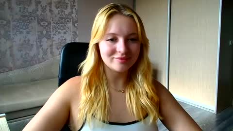 Snapshot of _mila_la_ chatting on July 6, 3:03 pm Melanie online show from July 6, 3:03 pm