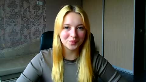 Snapshot of _mila_la_ chatting on July 8, 8:08 am Melanie online show from July 8, 8:08 am