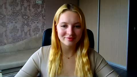 Snapshot of _mila_la_ chatting on July 10, 11:35 am Melanie online show from July 10, 11:35 am