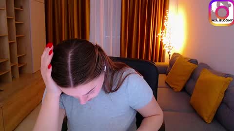 Snapshot of _miss_mia chatting on April 21, 7:03 am Mia online show from April 21, 7:03 am
