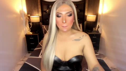 Snapshot of _natashacooper_ chatting on April 24, 8:28 am _natashacooper_ online show from April 24, 8:28 am