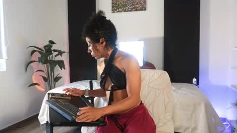 Snapshot of _nayra_ chatting on August 6, 2:41 pm _nayra_ online show from August 6, 2:41 pm