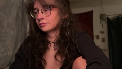 Snapshot of _nyxo chatting on May 18, 8:25 pm Mila online show from May 18, 8:25 pm