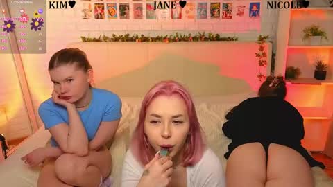Merlizz Eva Jane Mila Nicole  left to right  online show from June 8, 1:28 am