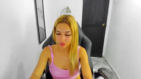 Snapshot of _scarlet_0 chatting on June 25, 2:44 am Valerie online show from June 25, 2:44 am