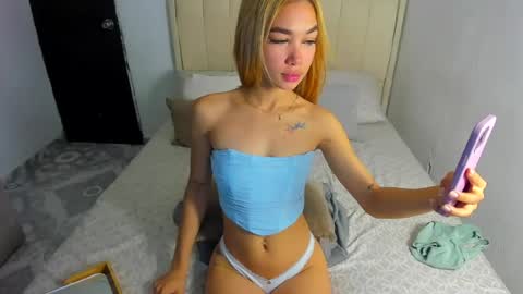 Snapshot of _scarlet_0 chatting on July 11, 11:28 pm Valerie online show from July 11, 11:28 pm