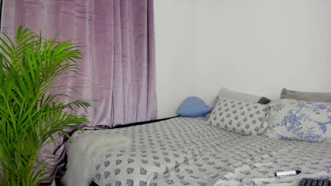 Snapshot of _sexy_star_ chatting on February 5, 11:28 pm E T H A N S T A R online show from February 5, 11:28 pm