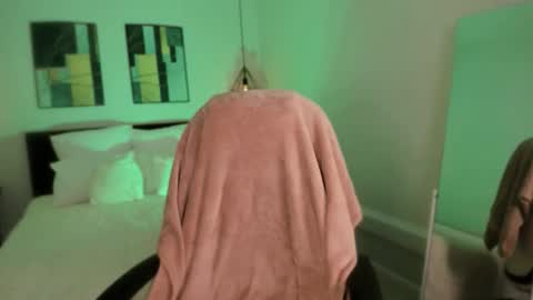 Sofi  Follow me  online show from December 16, 6:51 am