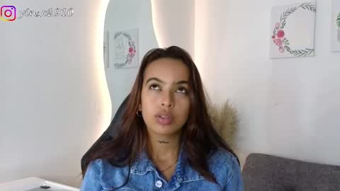 Snapshot of _sophiebrown__ chatting on December 5, 11:29 pm Andrea The Next Stream Wednesday online show from December 5, 11:29 pm