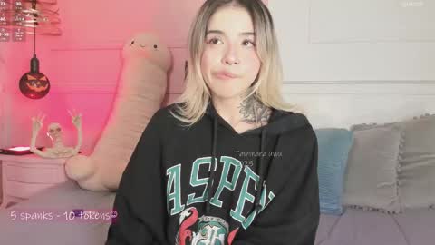 _tammarra_ online show from October 20, 8:53 pm