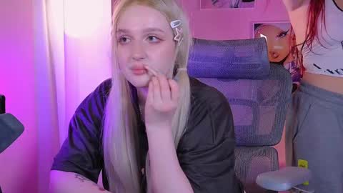 Snapshot of _that_witch_ chatting on April 29, 5:44 am MIRA online show from April 29, 5:44 am