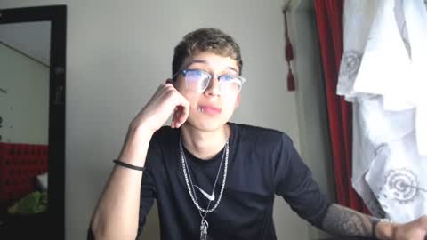 Snapshot of _thomas_hot_ chatting on December 18, 11:08 pm Thomas online show from December 18, 11:08 pm