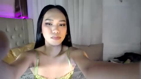 Snapshot of _ursweetapple_ chatting on December 10, 7:11 pm MS. apple online show from December 10, 7:11 pm