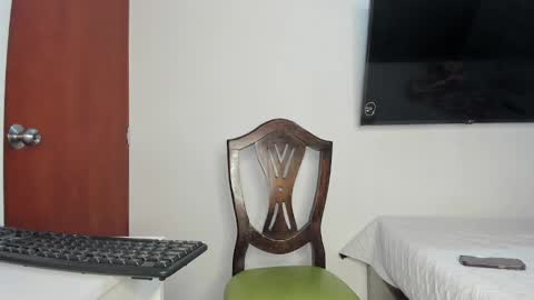 Snapshot of _valentina_69 chatting on June 7, 12:15 am _valentina_69 online show from June 7, 12:15 am