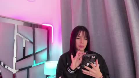 Snapshot of _valeria_saenz_ chatting on June 25, 3:28 am _valeria_saenz_ online show from June 25, 3:28 am