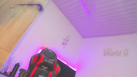 Snapshot of _valeriaa chatting on March 5, 1:42 am online show from March 5, 1:42 am