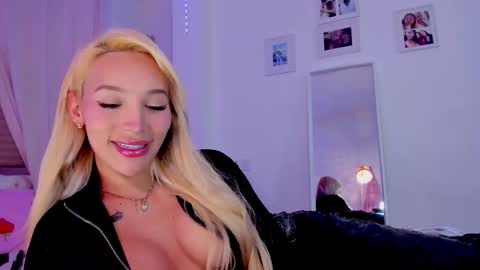 Snapshot of _viioletweekend_ chatting on January 31, 8:51 pm online show from January 31, 8:51 pm