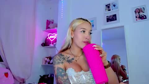 Snapshot of _viioletweekend_ chatting on February 12, 7:09 pm online show from February 12, 7:09 pm