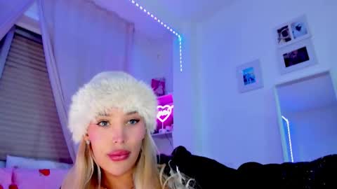 Snapshot of _viioletweekend_ chatting on February 14, 8:16 pm online show from February 14, 8:16 pm