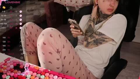 Snapshot of _viv1an_ chatting on April 23, 2:41 pm Alis online show from April 23, 2:41 pm