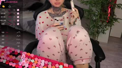 Snapshot of _viv1an_ chatting on June 14, 6:15 am Alis online show from June 14, 6:15 am