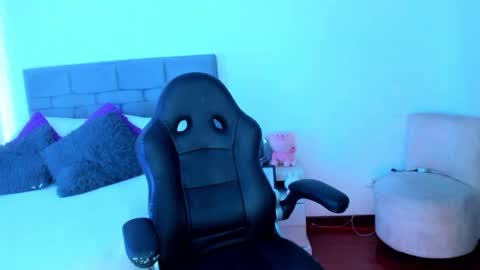 Snapshot of _viviana chatting on December 26, 7:05 pm INSTAGRAM pinzon viviana online show from December 26, 7:05 pm