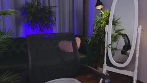 Snapshot of _wendy_evans_ chatting on December 14, 4:52 pm Wendy online show from December 14, 4:52 pm