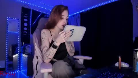Snapshot of _yourwetdreams_ chatting on June 20, 11:51 pm Roxy online show from June 20, 11:51 pm