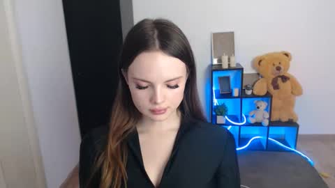 a_ariella_ online show from October 24, 1:18 pm