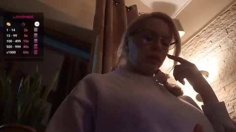 Snapshot of a_surprise chatting on February 19, 7:21 pm Who knows online show from February 19, 7:21 pm