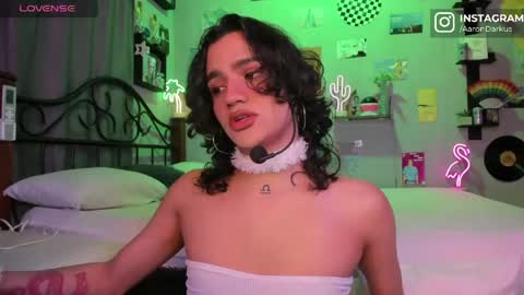 Snapshot of aaron_darkus chatting on May 27, 2:41 am Aaron online show from May 27, 2:41 am