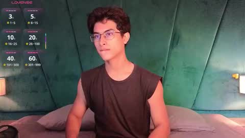 Snapshot of aaron_eze chatting on February 6, 8:34 pm Aaron Ezequiel online show from February 6, 8:34 pm