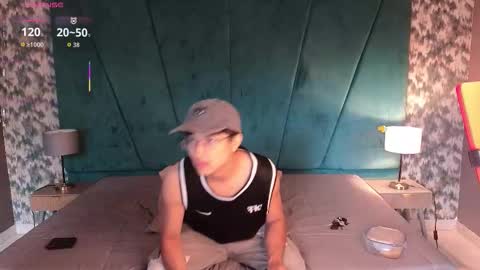 Snapshot of aaron_eze chatting on February 8, 9:40 pm Aaron Ezequiel online show from February 8, 9:40 pm