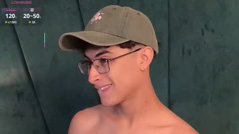 Snapshot of aaron_eze chatting on February 13, 10:06 pm Aaron Ezequiel online show from February 13, 10:06 pm