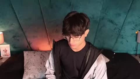 Snapshot of aaron_eze chatting on May 2, 12:32 pm Aaron Ezequiel online show from May 2, 12:32 pm
