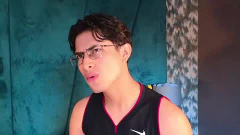 Snapshot of aaron_eze chatting on May 5, 2:14 pm Aaron Ezequiel online show from May 5, 2:14 pm