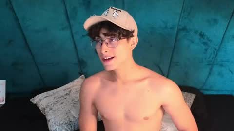 Snapshot of aaron_eze chatting on May 6, 2:00 pm Aaron Ezequiel online show from May 6, 2:00 pm