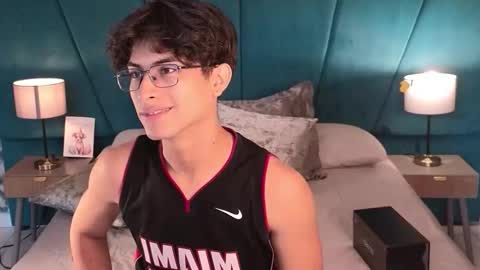 Snapshot of aaron_eze chatting on May 16, 12:37 pm Aaron Ezequiel online show from May 16, 12:37 pm