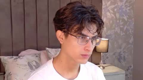 Snapshot of aaron_eze chatting on May 19, 2:56 pm Aaron Ezequiel online show from May 19, 2:56 pm