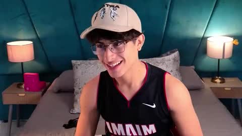 Snapshot of aaron_eze chatting on May 22, 1:50 pm Aaron Ezequiel online show from May 22, 1:50 pm