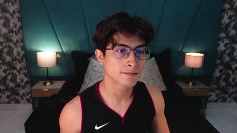 Snapshot of aaron_eze chatting on June 5, 12:22 pm Aaron Ezequiel online show from June 5, 12:22 pm