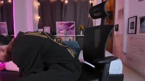 Aaron online show from December 14, 1:28 am