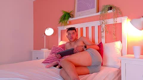 Snapshot of aaronbaker__ chatting on September 29, 9:08 pm AARON online show from September 29, 9:08 pm