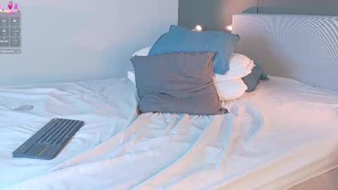 Snapshot of aaronbaker__ chatting on October 1, 8:04 pm AARON online show from October 1, 8:04 pm