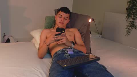 Snapshot of aaronbaker__ chatting on October 3, 12:18 am AARON online show from October 3, 12:18 am