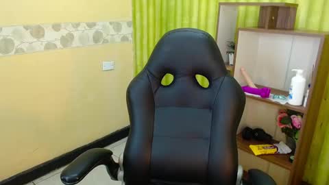 Snapshot of aaronbakers chatting on December 6, 9:43 am im NiallDun online show from December 6, 9:43 am